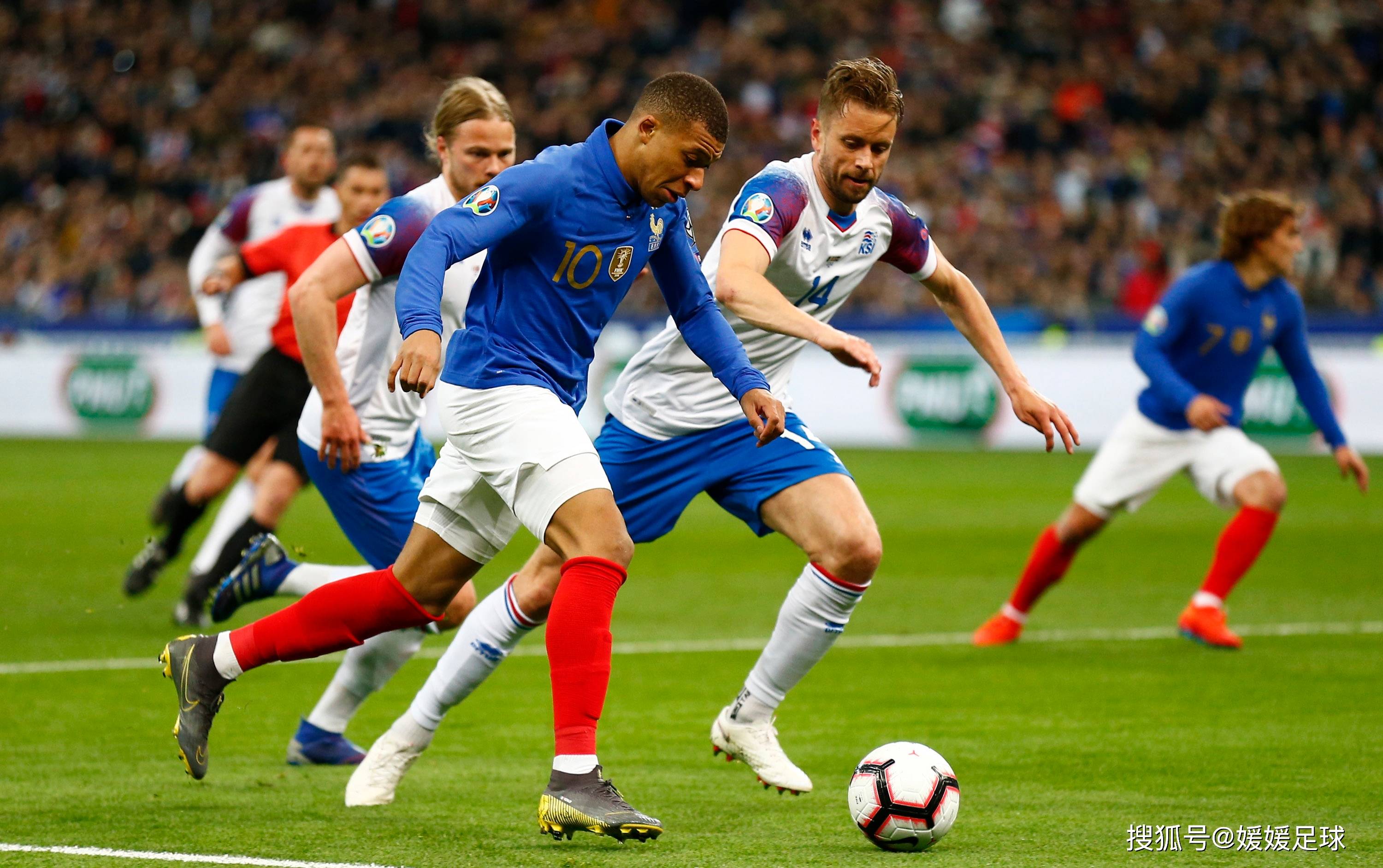 比利时主场大胜几内亚，继续领跑