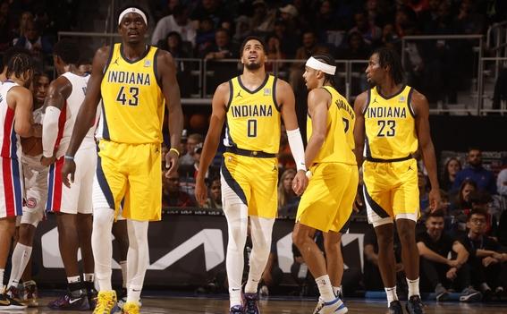 开云体育官网-关键时刻致命一击，逆转胜利引爆观众热情