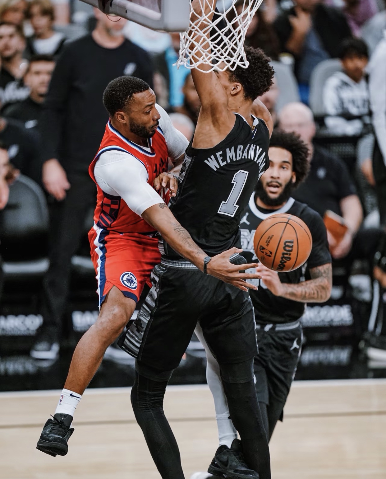 包含赛季胜利不断，马刺队引领全场的词条