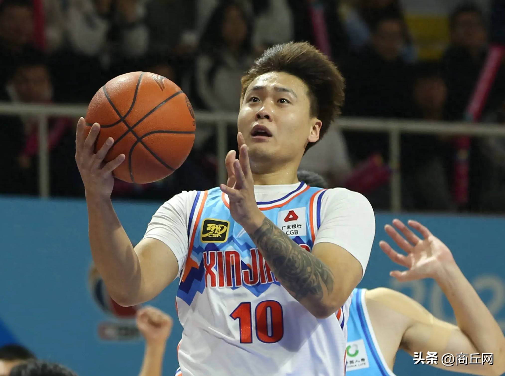 利昂赢得惊险胜利，对手遗憾失利