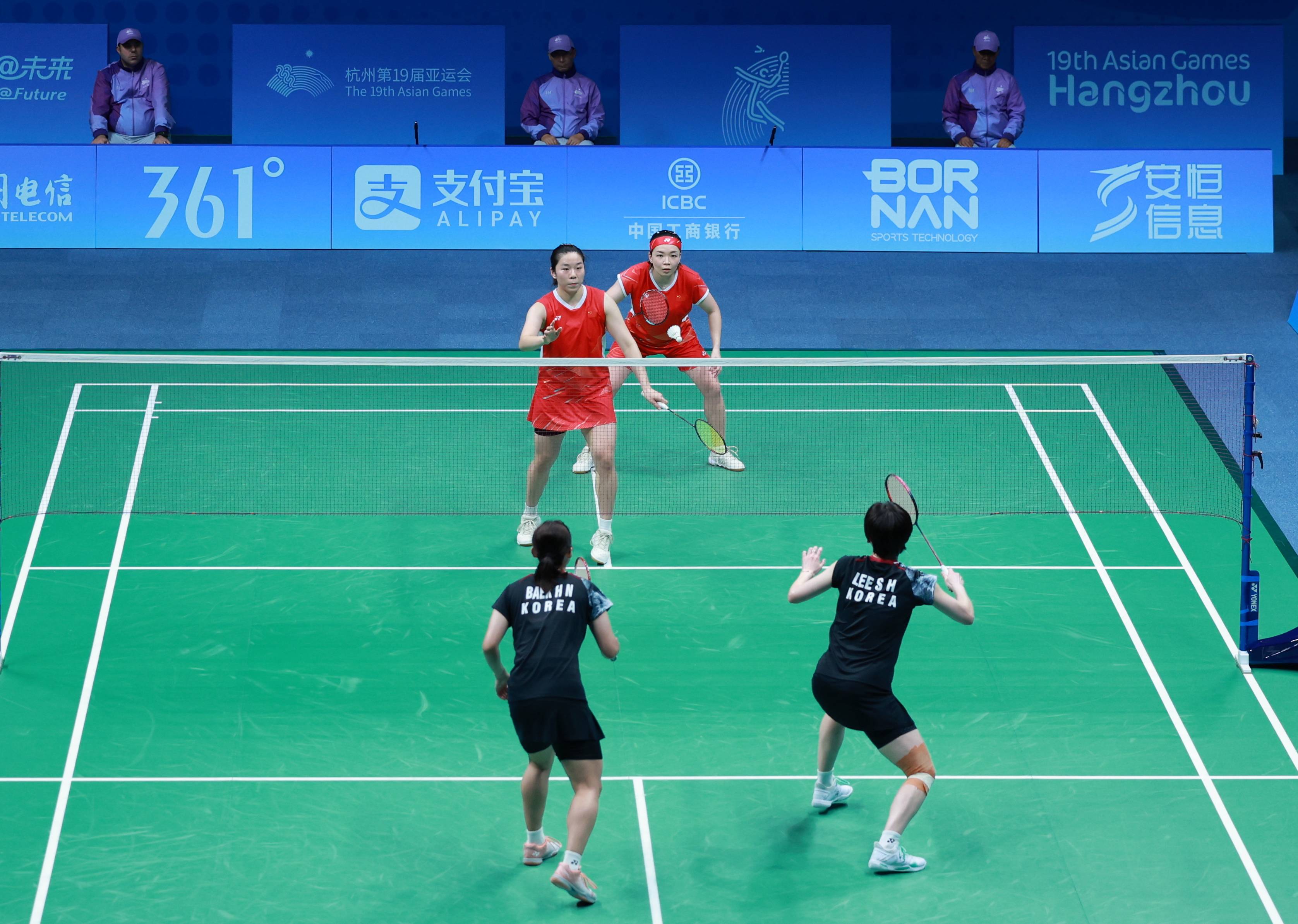 羽毛球混合双打决赛选手搏击赛场