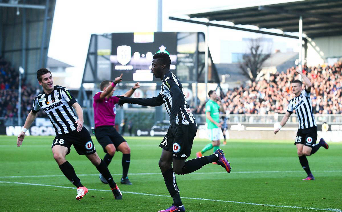 尼斯队在主场比赛中获得胜利 尼斯队在主场比赛中获得胜利