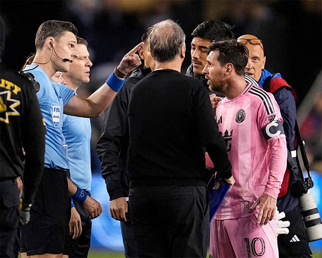 开云APP-梅西本轮独造球，巴萨横扫对手