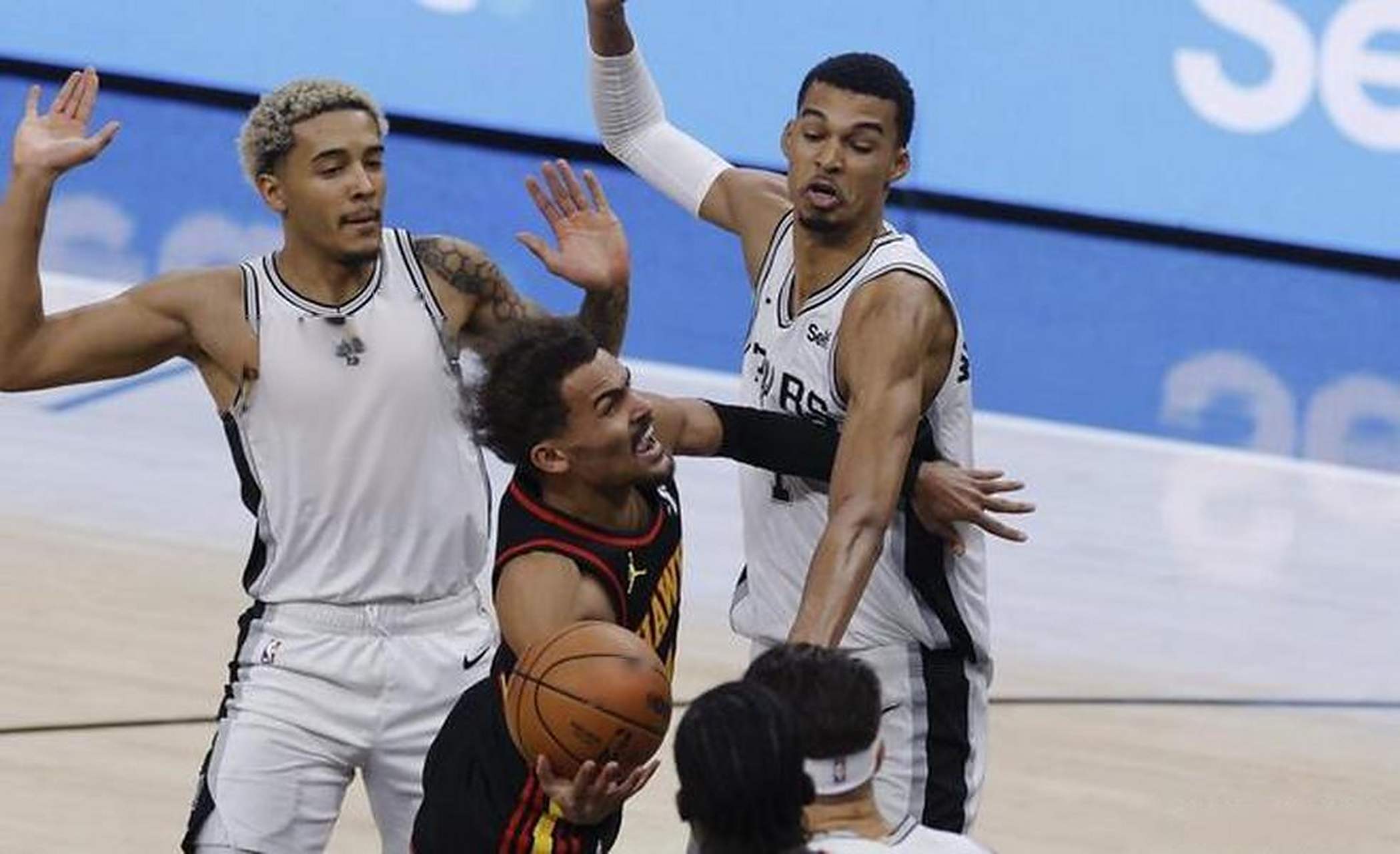 老鹰击败马刺实现突破,全队欢腾庆贺的简单介绍 老鹰击败马刺实现突破,全队欢腾庆贺的简单介绍