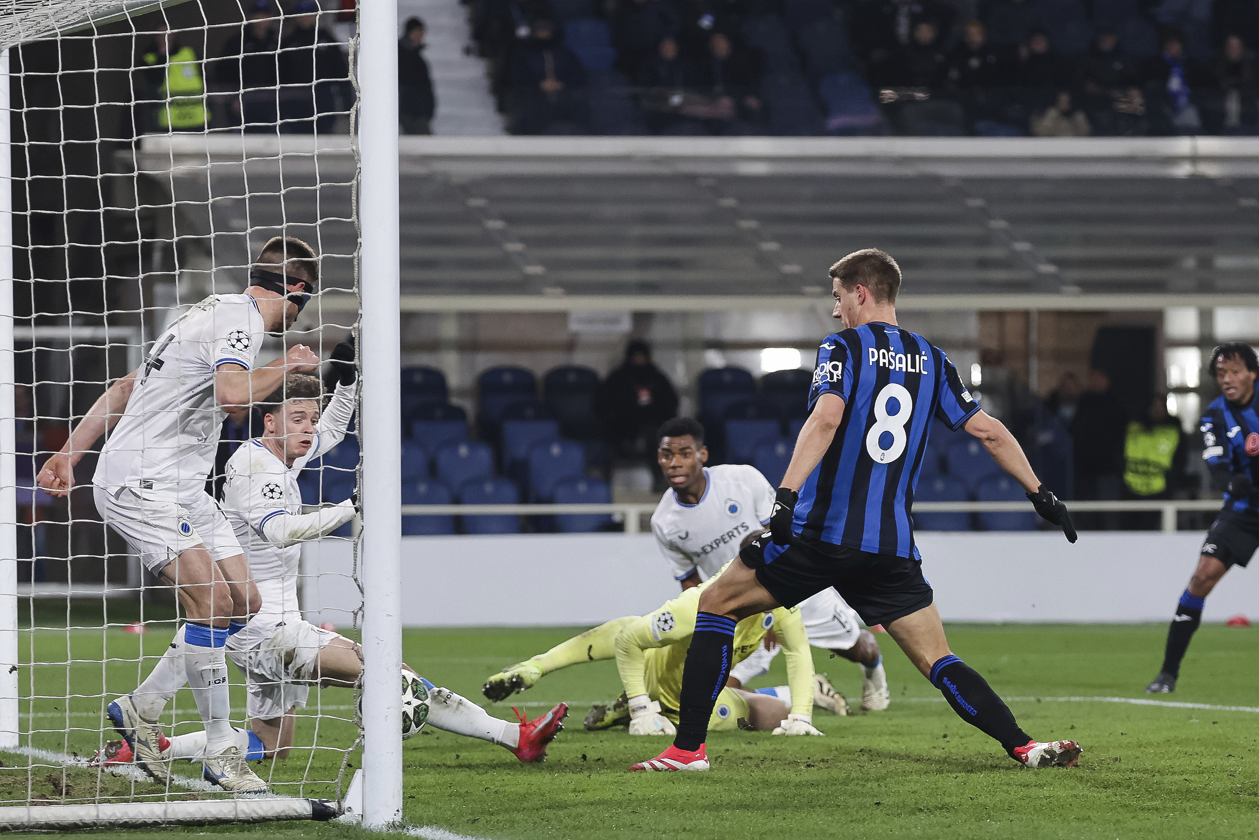 欧洲预选赛比赛正酣,场面惊心动魄 欧洲预选赛比赛正酣,场面惊心动魄