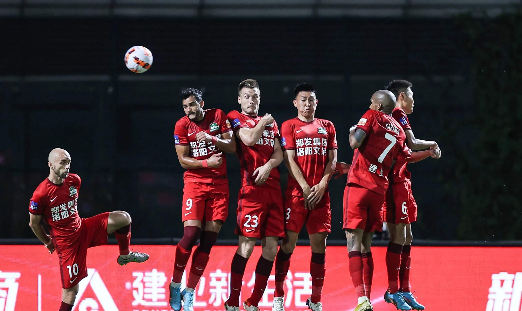 包含公牛队士气高涨，球迷热情相伴的词条