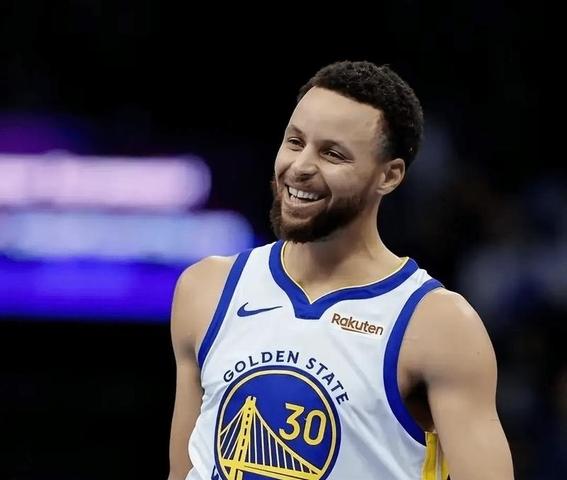 勇士主场大胜马刺，库里状态火热