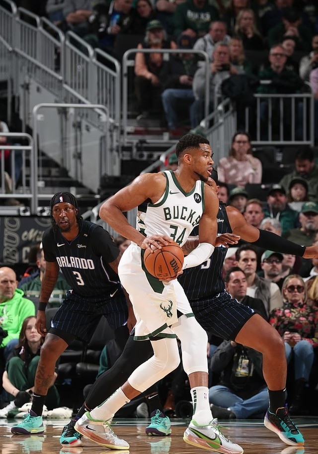 雄鹿客场擒下掘金,米德尔顿砍下全场最高分 雄鹿客场擒下掘金,米德尔顿砍下全场最高分